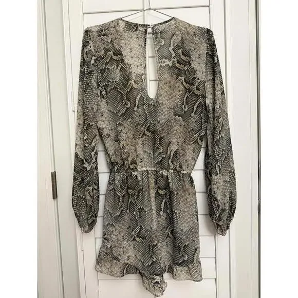 Show Me Your Mumu gray snakeskin print romper size Small - Picture 7 of 8